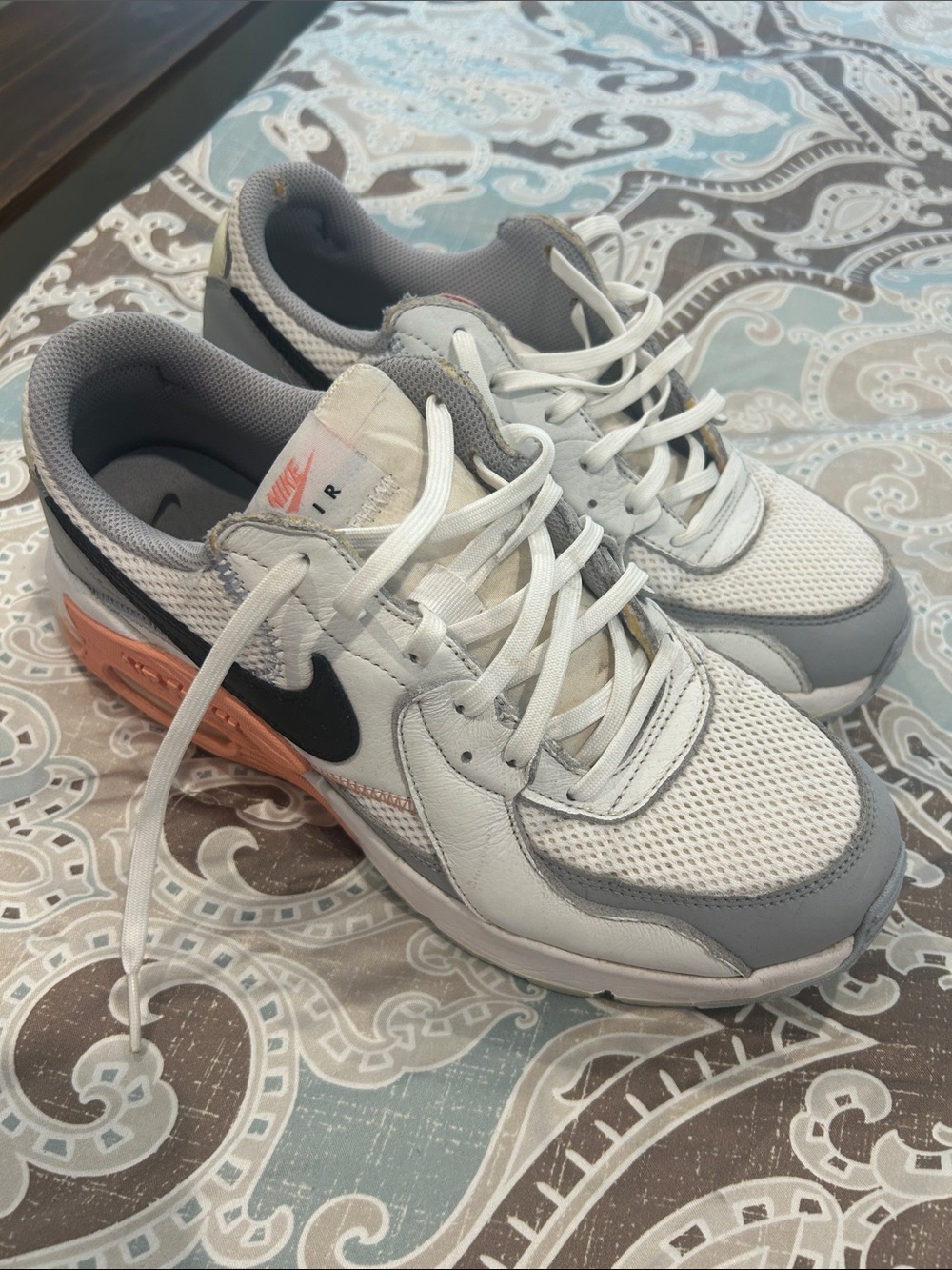 Nike white peach and light grey